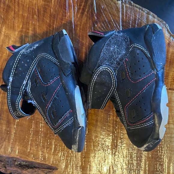 Size 6C Jordan sneakers. Worn previously - Picture 2 of 6